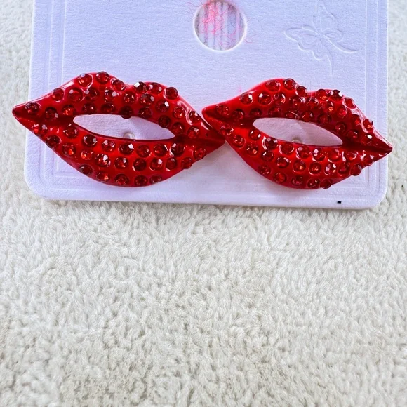 Red Lip-Shaped Rhinestone Stud Earrings - Picture 3 of 10